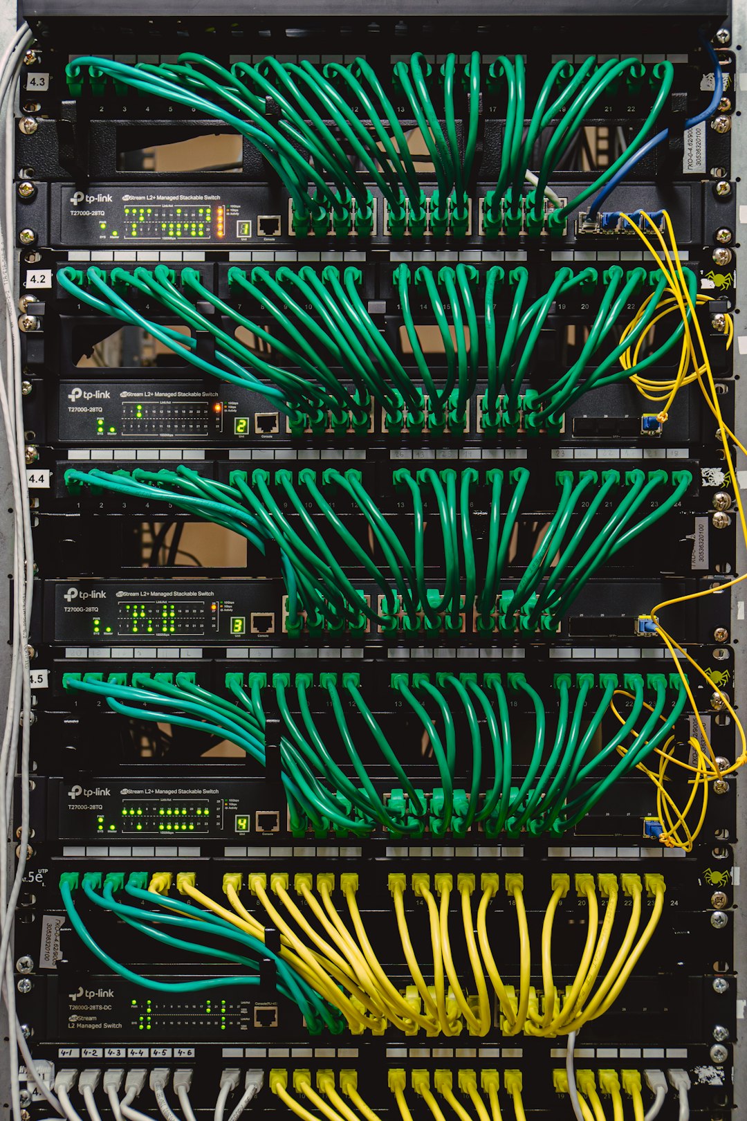 Rack de rede organizado: como o amontoado de cabos derruba a sua internet em empresas de Porto Alegre